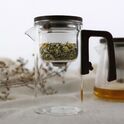 Szklany dzbanek przelewowy z zaparzaczem 